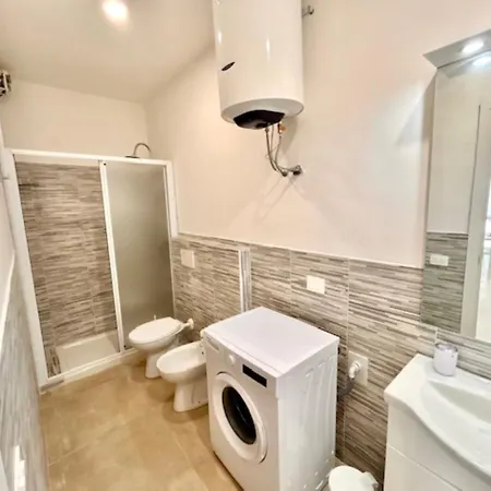 Apartment Mono Limone Dx Con Corte, Posto Auto Ed Aria Condizionata A Due Passi Dal Mare
