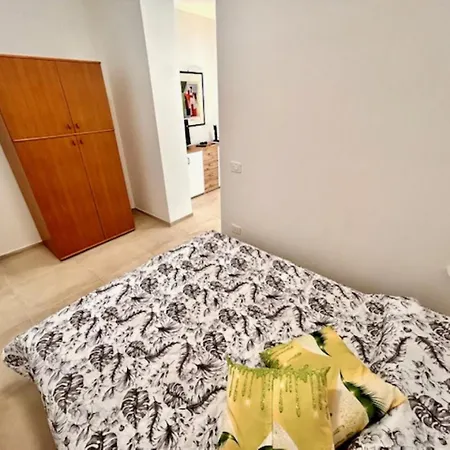 Mono Limone Dx Con Corte, Posto Auto Ed Aria Condizionata A Due Passi Dal Mare Apartment