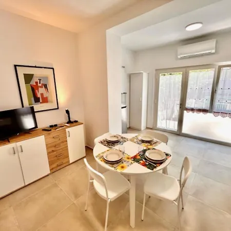 Mono Limone Dx Con Corte, Posto Auto Ed Aria Condizionata A Due Passi Dal Mare Apartment