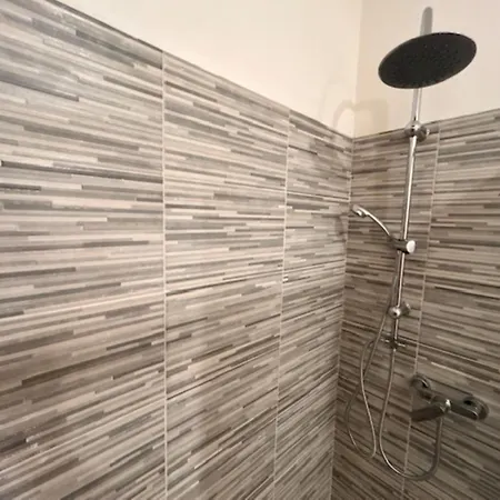 Apartment Mono Limone Dx Con Corte, Posto Auto Ed Aria Condizionata A Due Passi Dal Mare Marcelli