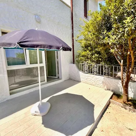 Mono Limone Dx Con Corte, Posto Auto Ed Aria Condizionata A Due Passi Dal Mare * Марчелли