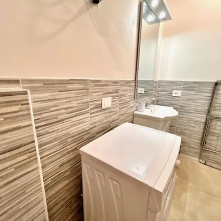 Mono Limone Dx Con Corte, Posto Auto Ed Aria Condizionata A Due Passi Dal Mare Marcelli