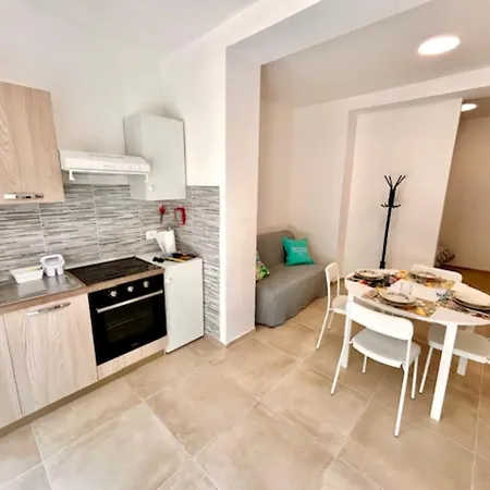 Apartment Mono Limone Dx Con Corte, Posto Auto Ed Aria Condizionata A Due Passi Dal Mare Marcelli