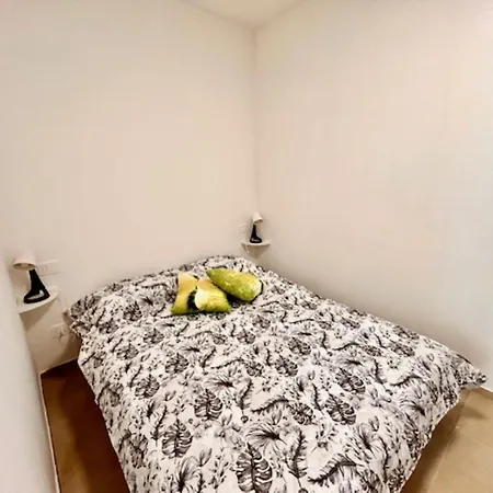 Apartment Mono Limone Dx Con Corte, Posto Auto Ed Aria Condizionata A Due Passi Dal Mare