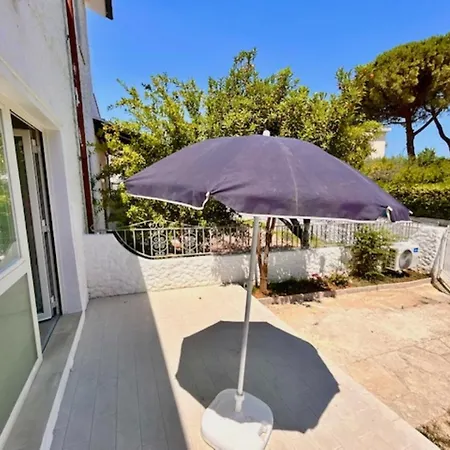 Mono Limone Dx Con Corte, Posto Auto Ed Aria Condizionata A Due Passi Dal Mare * Marcelli