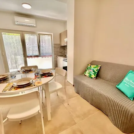 Mono Limone Dx Con Corte, Posto Auto Ed Aria Condizionata A Due Passi Dal Mare *